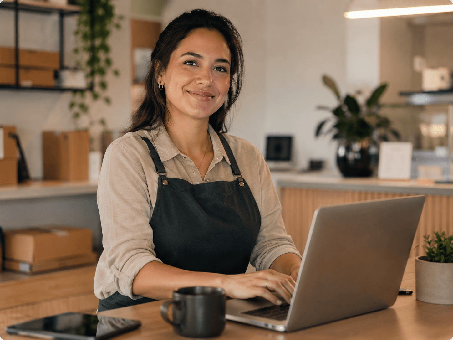 Emprendedora usando DiFACT para facturar electrónicamente desde su negocio